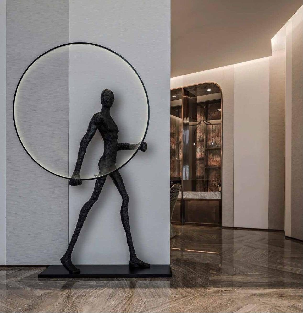 Escultura de hombre caminando con aro de luz 218 cm
