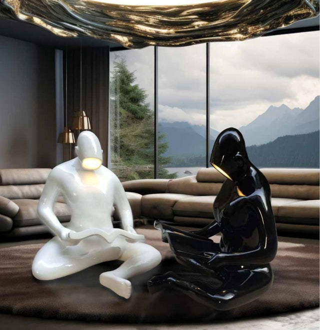 Escultura de hombre sentado meditando