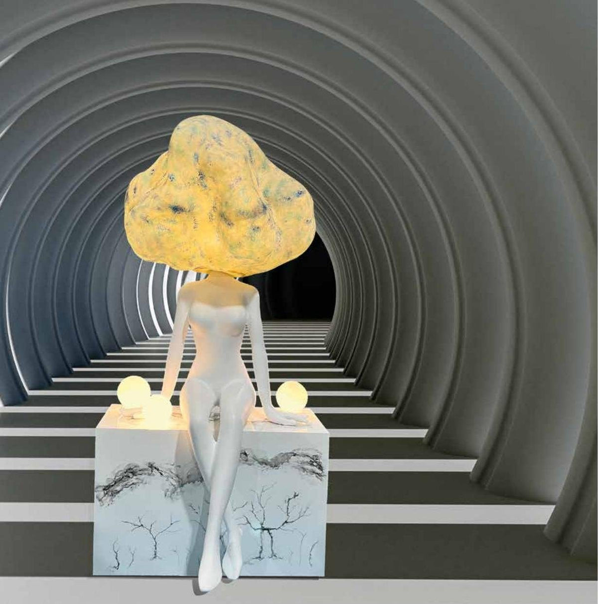Escultura de mujer con cabeza de flor iluminada