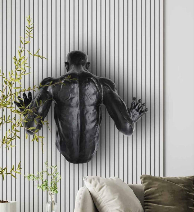Figura de hombre saliendo de la pared negra 67 cm