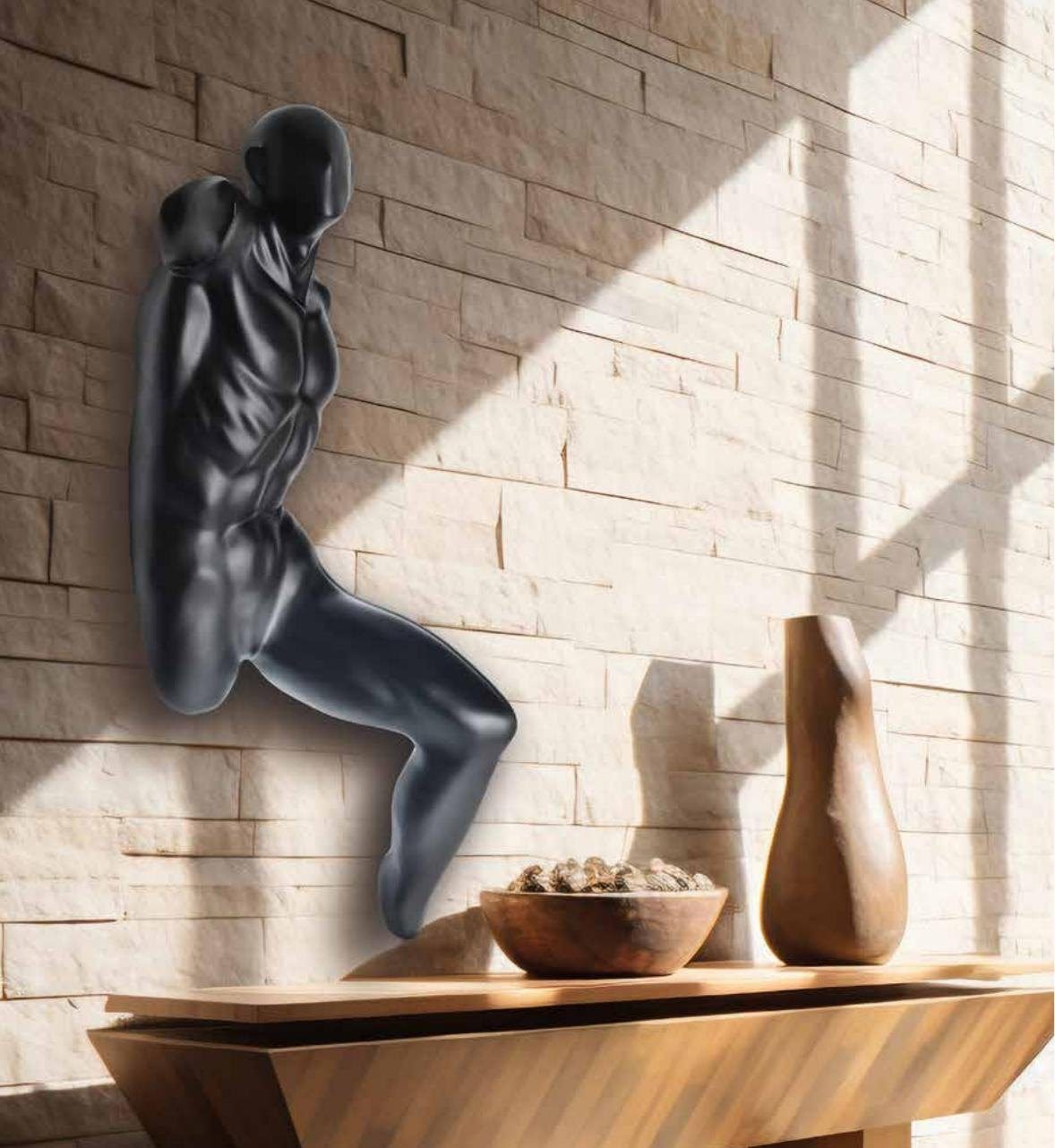 Figura de hombre saliendo de la pared negra 82 cm