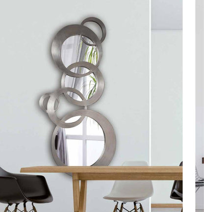 Espejo de pared con marco de esferas plateadas 178 cm