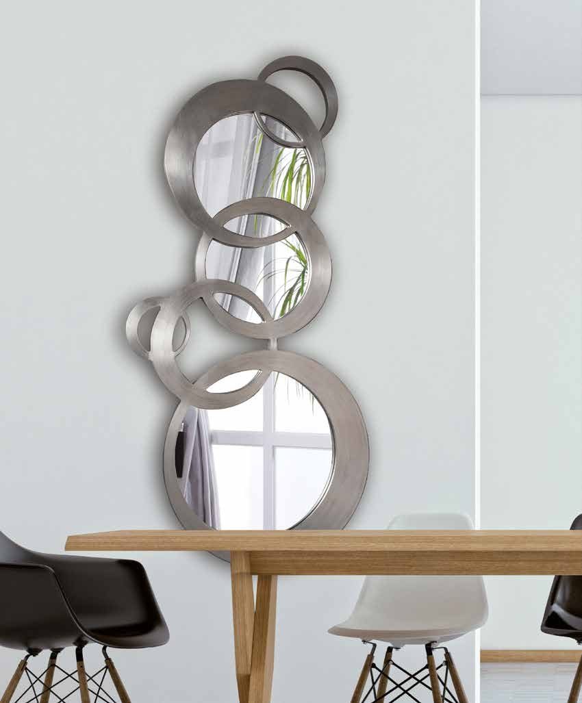 Espejo de pared con marco de esferas plateadas 178 cm