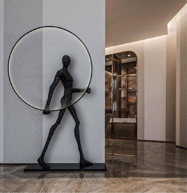 Escultura de hombre caminando con aro de luz 218 cm