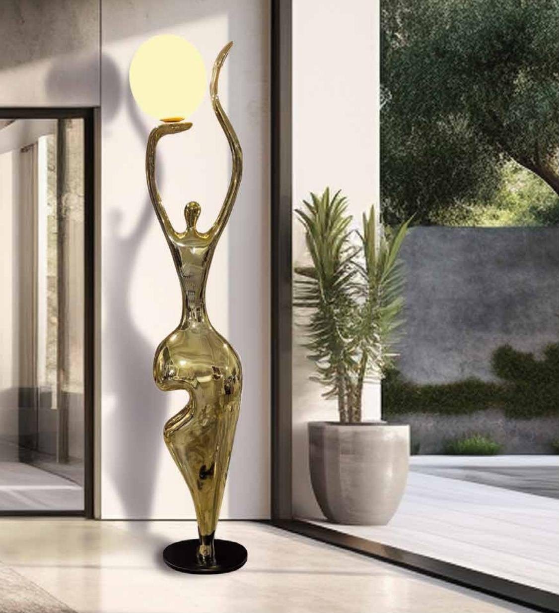 Escultura de mujer dorada con lámpara de bola 190 cm