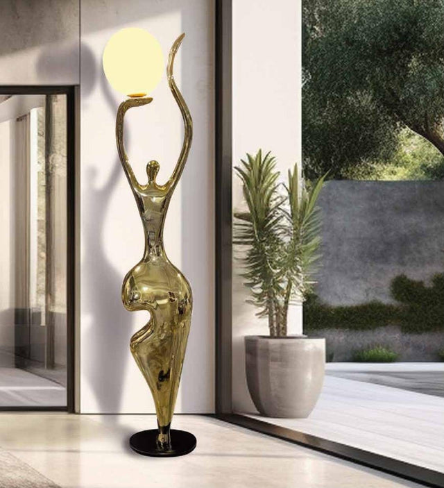 Escultura de mujer dorada con lámpara de bola 190 cm