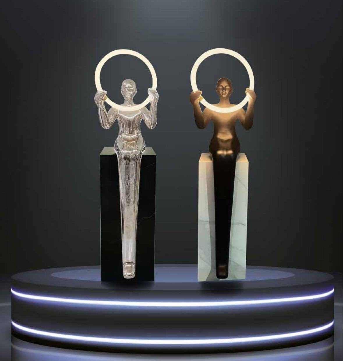Escultura de mujer con aro de luz sobre pedestal