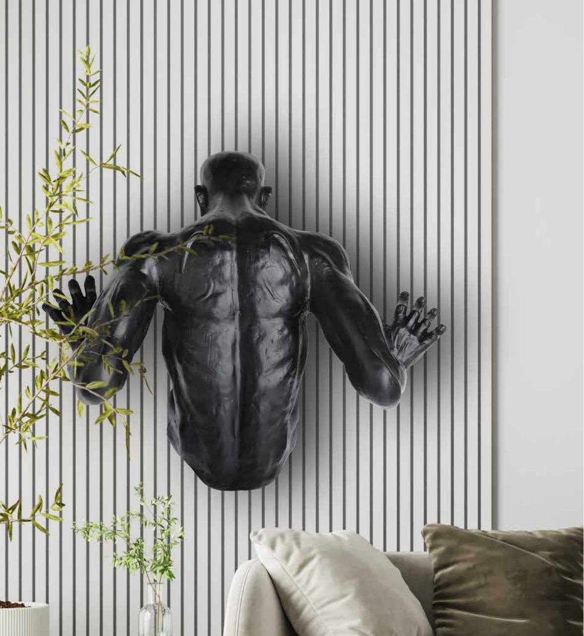 Figura de hombre saliendo de la pared negra 67 cm