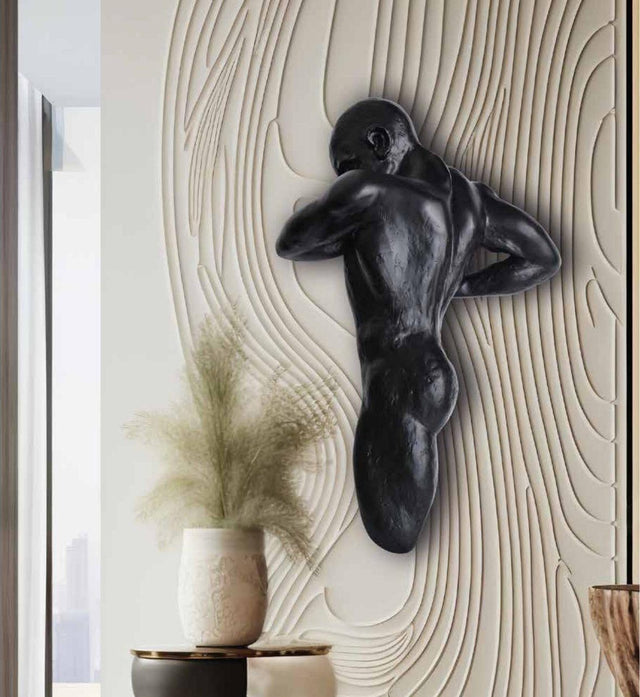 Figura de hombre saliendo de la pared negra 80 cm