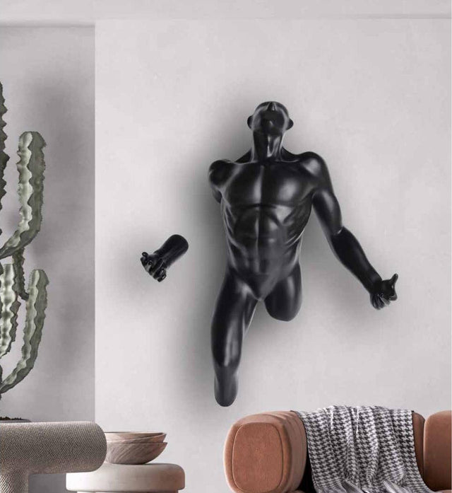 Figura de hombre saliendo de la pared negra 75 cm