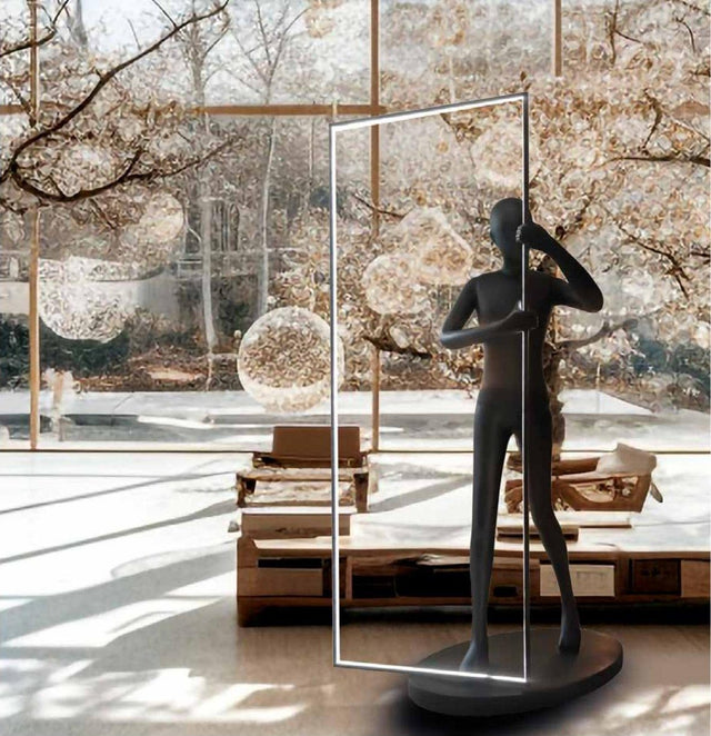 Escultura de hombre negro con espejo y luz LED
